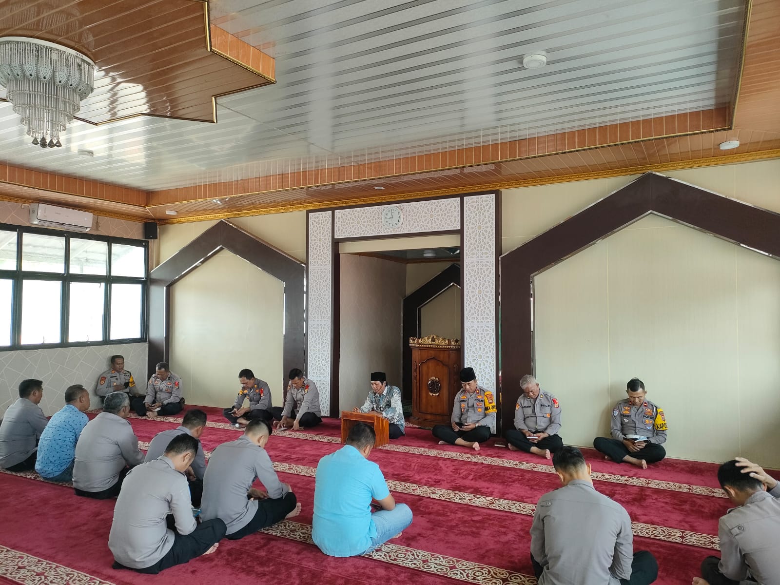 Personel Polres Mesuji Laksanakan Rutin Binrohtal di masjid Trisna At Taubah